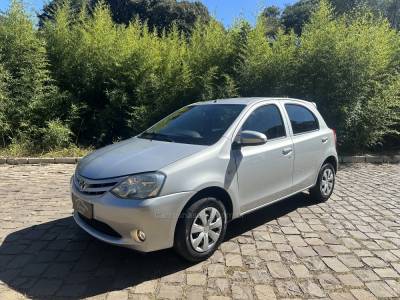 TOYOTA - ETIOS - 2014/2014 - Prata - R$ 43.900,00