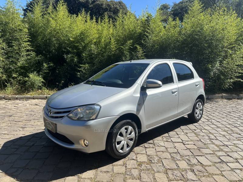 TOYOTA - ETIOS - 2014/2014 - Prata - R$ 43.900,00