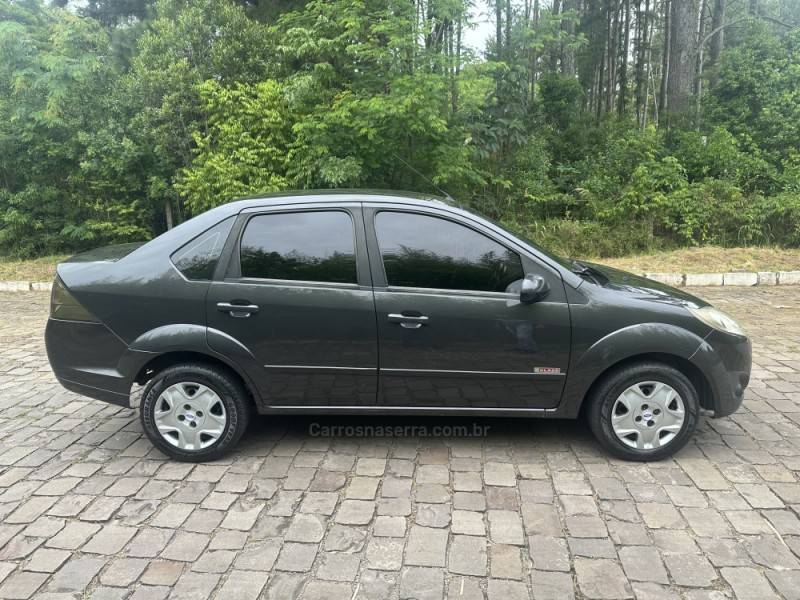 FORD - FIESTA - 2010/2011 - Cinza - R$ 32.900,00