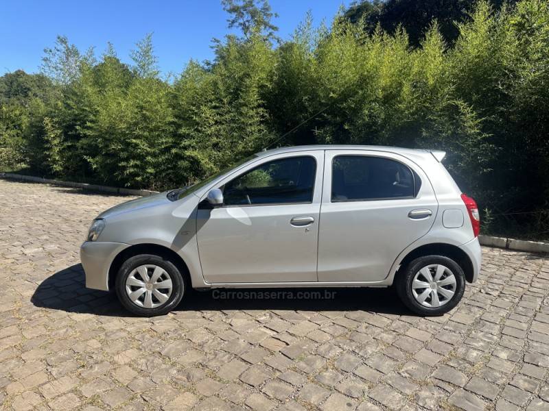 TOYOTA - ETIOS - 2014/2014 - Prata - R$ 43.900,00