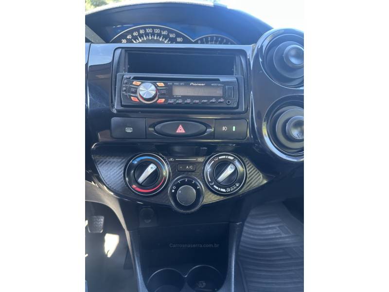 TOYOTA - ETIOS - 2014/2014 - Prata - R$ 43.900,00