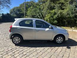 TOYOTA - ETIOS - 2014/2014 - Prata - R$ 43.900,00