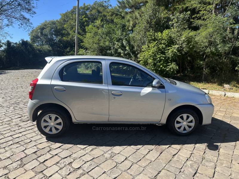 TOYOTA - ETIOS - 2014/2014 - Prata - R$ 43.900,00