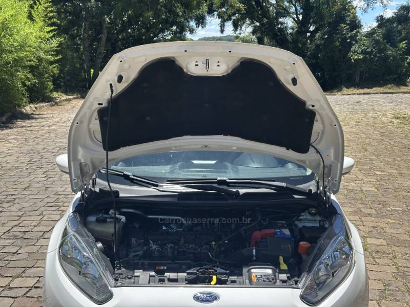 FORD - FIESTA - 2014/2015 - Branca - R$ 45.900,00