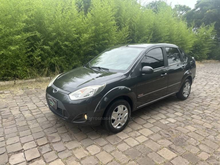 FORD - FIESTA - 2010/2011 - Cinza - R$ 32.900,00